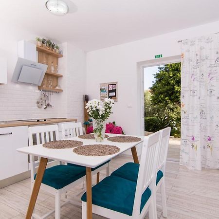 Apartman Sun Solin Lägenhet Exteriör bild